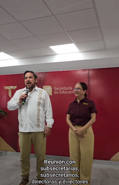 En reunión con subsecretarias, subsecretarios, directoras y directores de la secretaría.